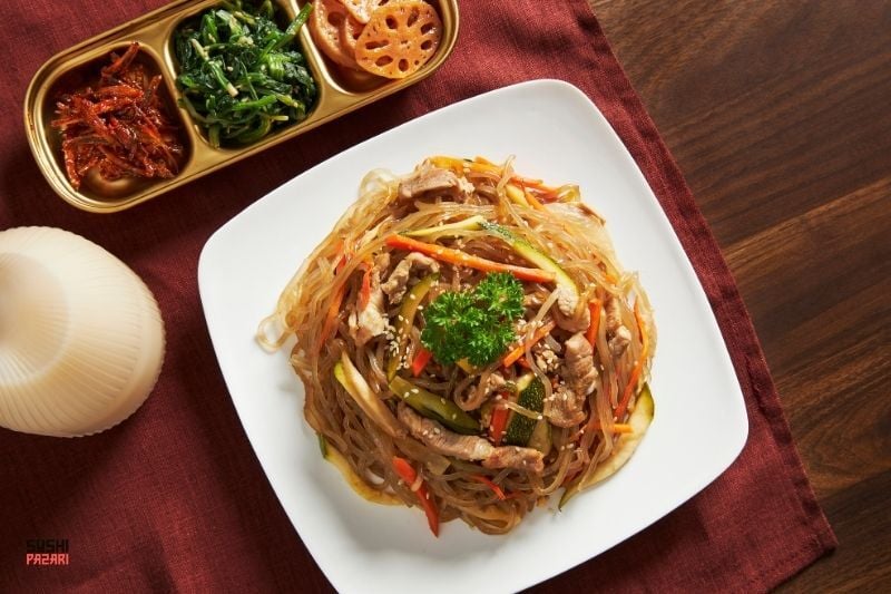 Kore Mutfağının Vazgeçilmezi: Japchae Noodle Salatası Tarifi
