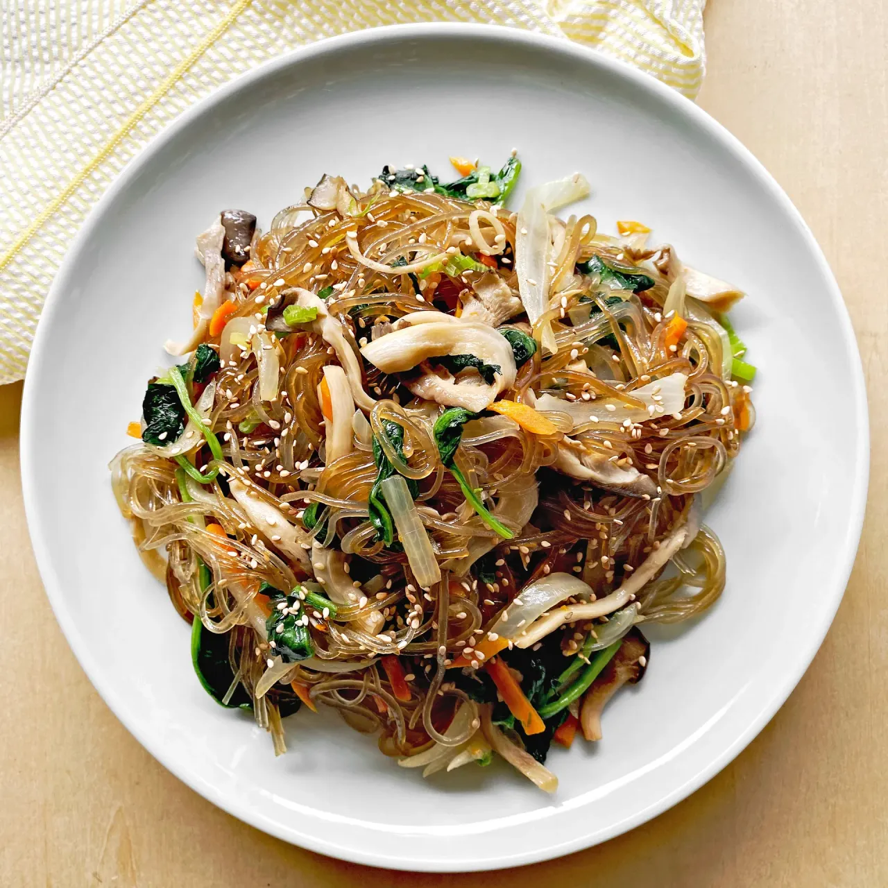 Kore Mutfağının Vazgeçilmezi: Japchae Noodle Salatası Tarifi