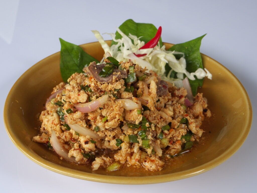 Tayland’dan Ferah ve Baharatlı Bir Lezzet: Larb Tarifi (Tay Usulü Et Salatası)