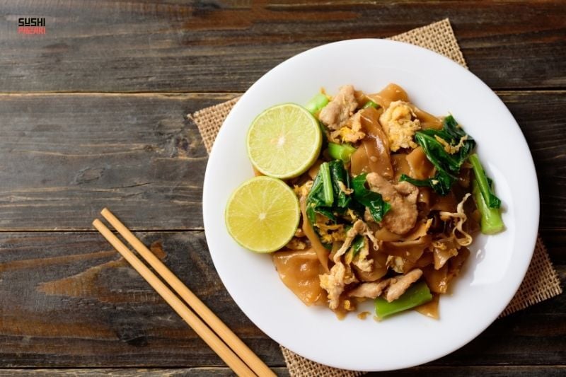 Pad See Ew: Tayland’ın Lezzet Dolu Soya Soslu Noodle Tarifi