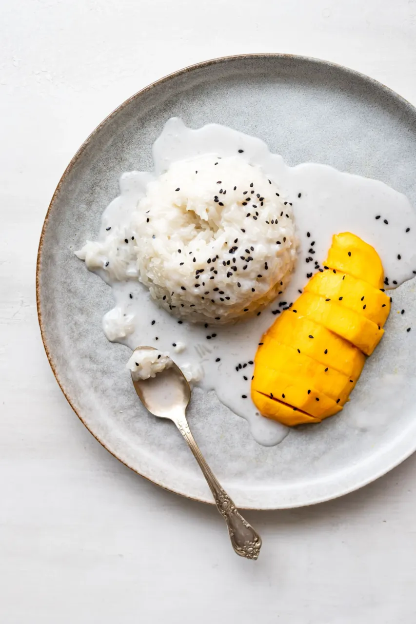 Mango Sticky Rice Tarifi: Tayland’ın Egzotik Tatlısıyla Tropikal Bir Yolculuk