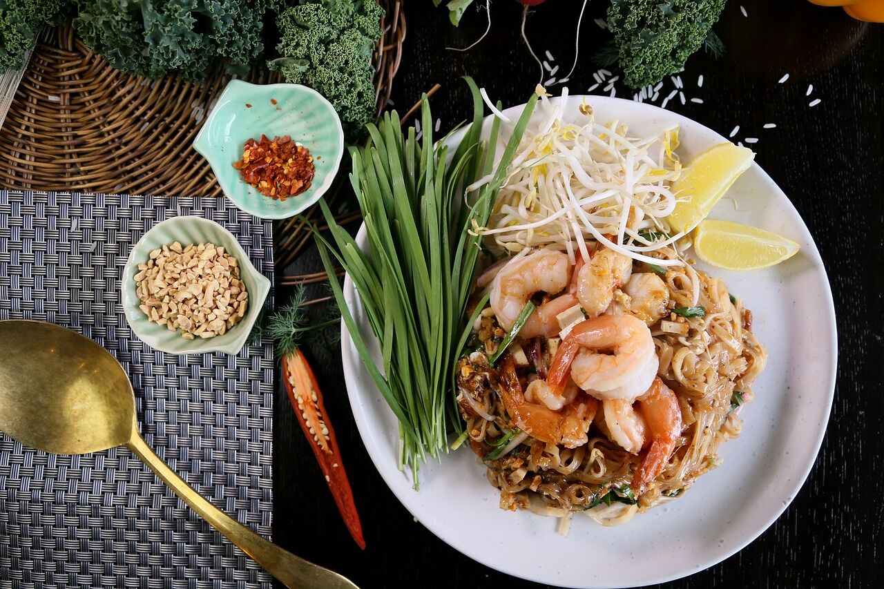 Pad Thai Tarifi: Tayland’ın Sokak Lezzetlerinin Yıldızı Sushi Pazarı önerisiyle 