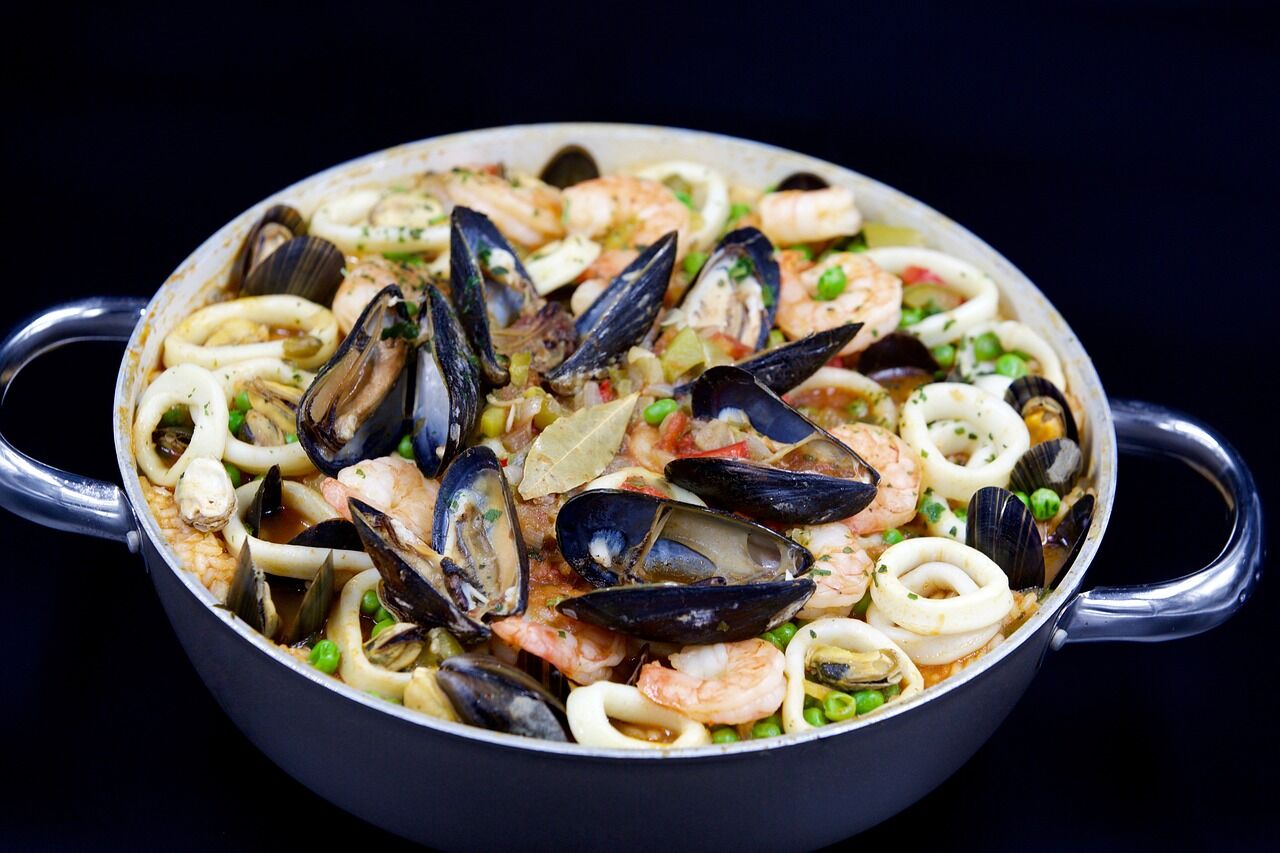 Paella Tarifi: İspanya’nın Renkli Sofralarından Akdeniz’e